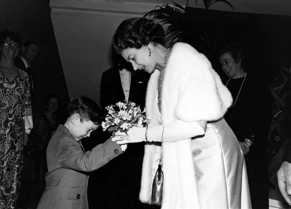 La bellezza sorridente della regina Elisabetta all'età di Kate Middleton (e prima)
