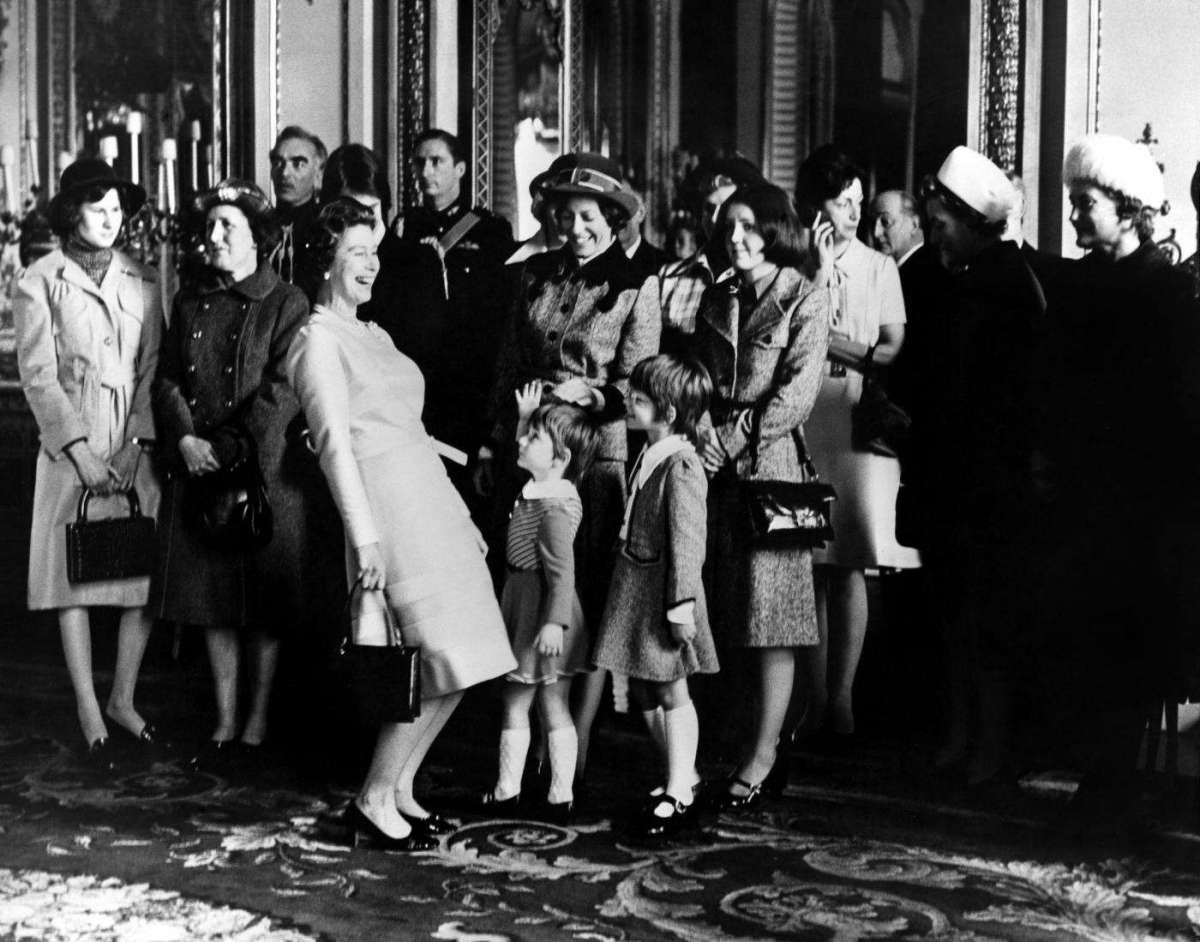 La bellezza sorridente della regina Elisabetta all'età di Kate Middleton (e prima)