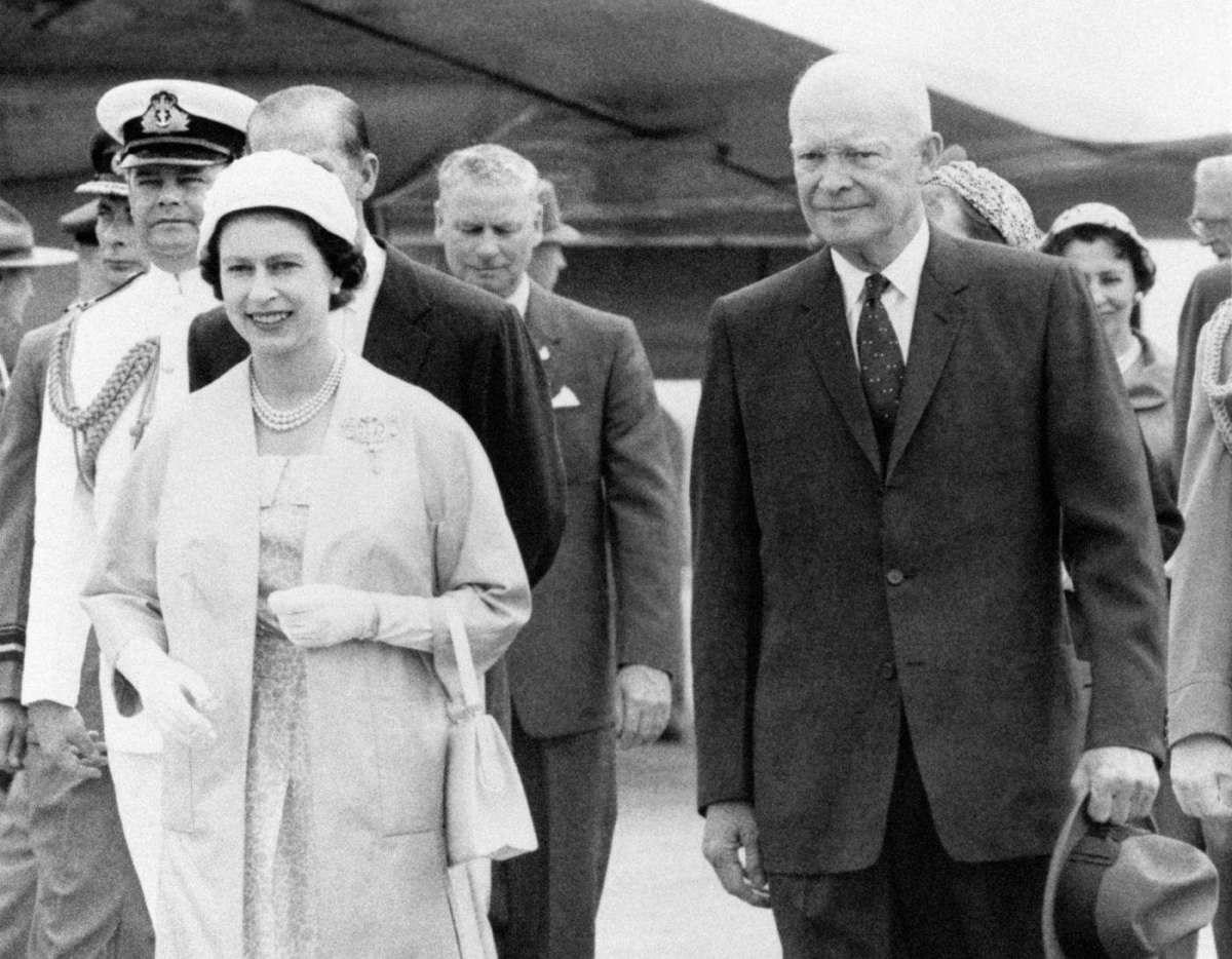 La bellezza sorridente della regina Elisabetta all'età di Kate Middleton (e prima)