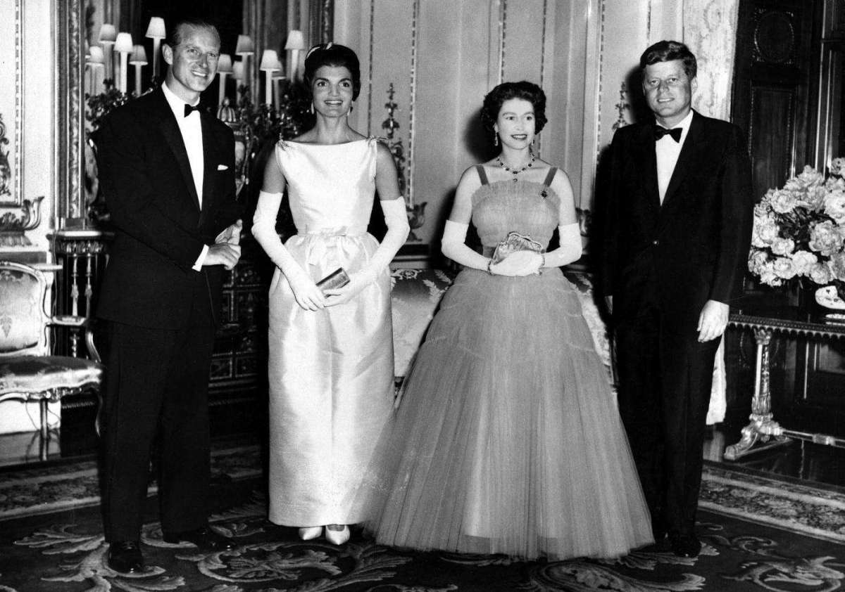 La bellezza sorridente della regina Elisabetta all'età di Kate Middleton (e prima)