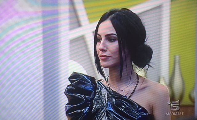 Grande Fratello Vip, il primo bacio nella casa e il racconto choc di Giulia De Lellis