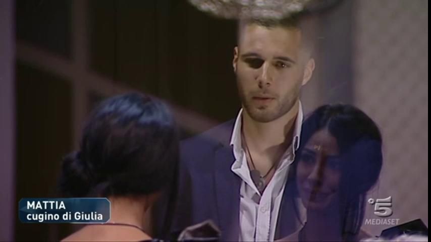 Grande Fratello Vip, il primo bacio nella casa e il racconto choc di Giulia De Lellis