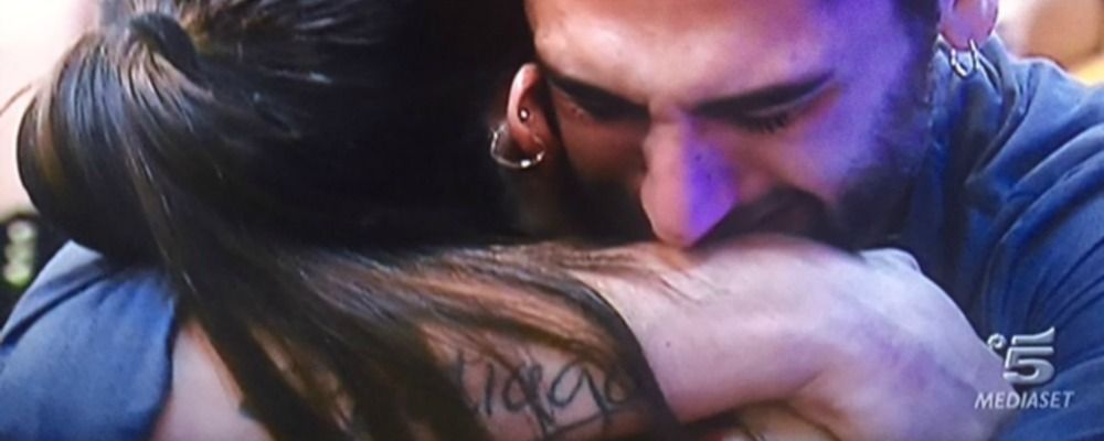 Grande Fratello Vip, il primo bacio nella casa e il racconto choc di Giulia De Lellis