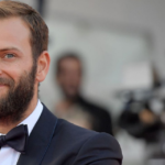 Chi è Alessandro Borghi, un po' hypster, un po' gentiluomo, molto sexy