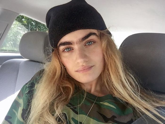 Il monociglio di Sophia Handjipanteli, la modella che sfida gli stereotipi