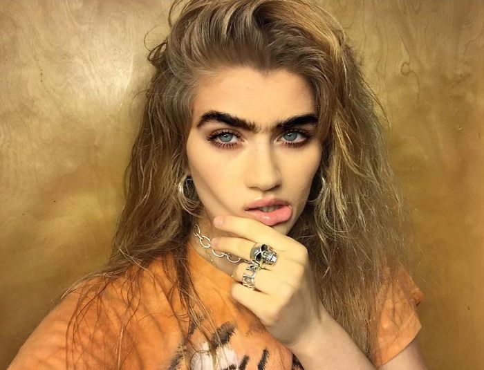 Il monociglio di Sophia Handjipanteli, la modella che sfida gli stereotipi