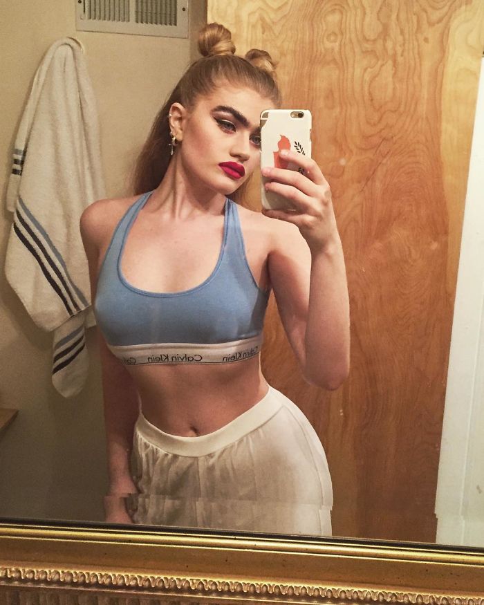 Il monociglio di Sophia Handjipanteli, la modella che sfida gli stereotipi