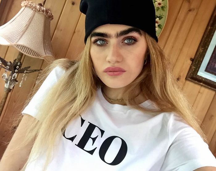 Il monociglio di Sophia Handjipanteli, la modella che sfida gli stereotipi