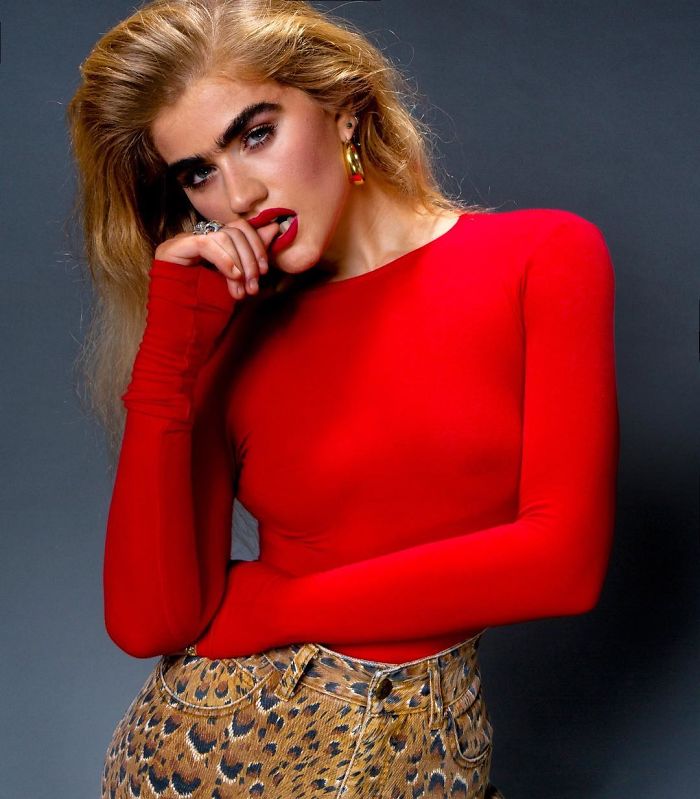 Il monociglio di Sophia Handjipanteli, la modella che sfida gli stereotipi