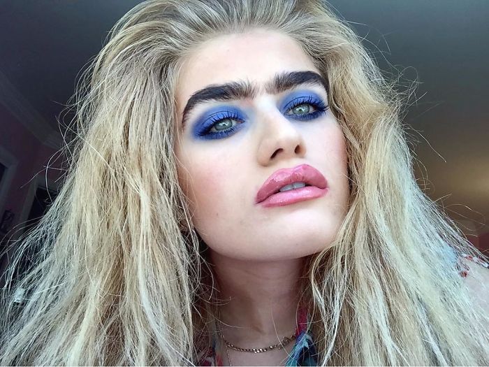 Il monociglio di Sophia Handjipanteli, la modella che sfida gli stereotipi