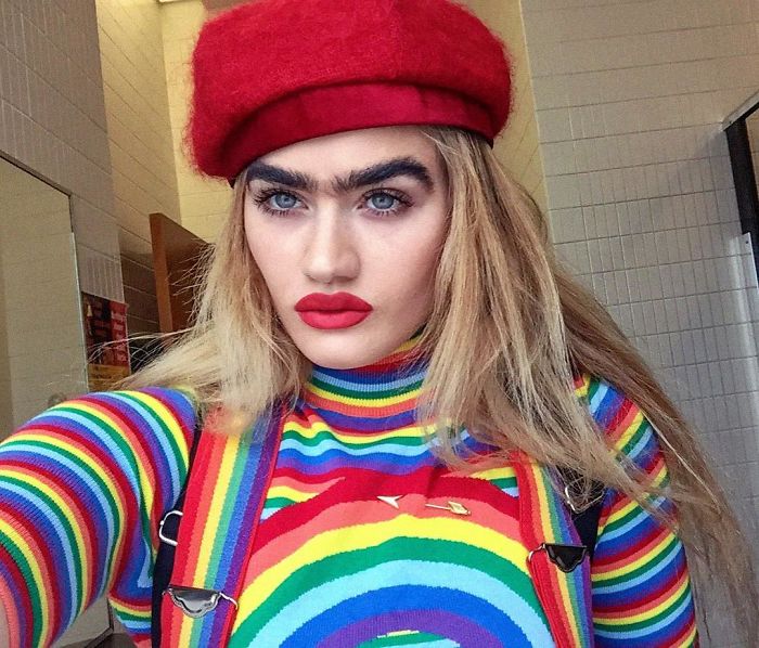 Il monociglio di Sophia Handjipanteli, la modella che sfida gli stereotipi