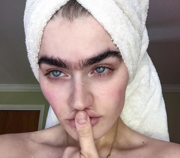 Il monociglio di Sophia Handjipanteli, la modella che sfida gli stereotipi