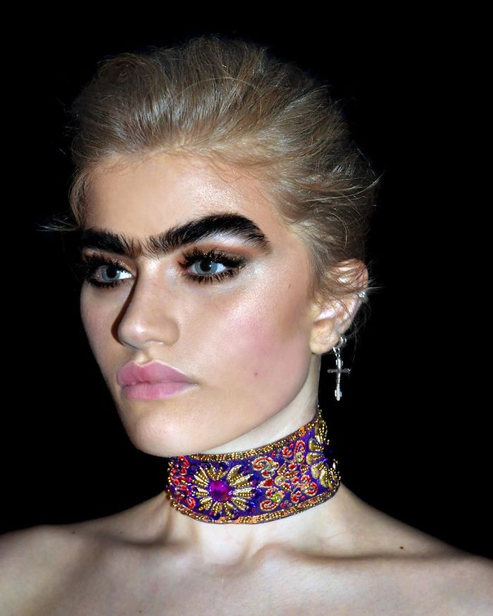 Il monociglio di Sophia Handjipanteli, la modella che sfida gli stereotipi