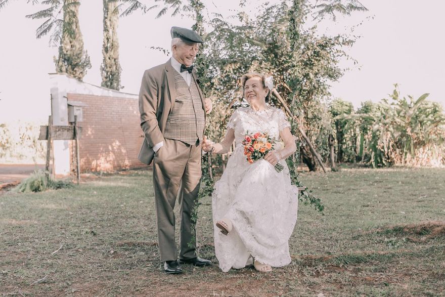 Questa coppia senza foto del loro matrimonio ha fatto un servizio di nozze 60 anni dopo