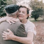 Questa coppia senza foto del loro matrimonio ha fatto un servizio di nozze 60 anni dopo