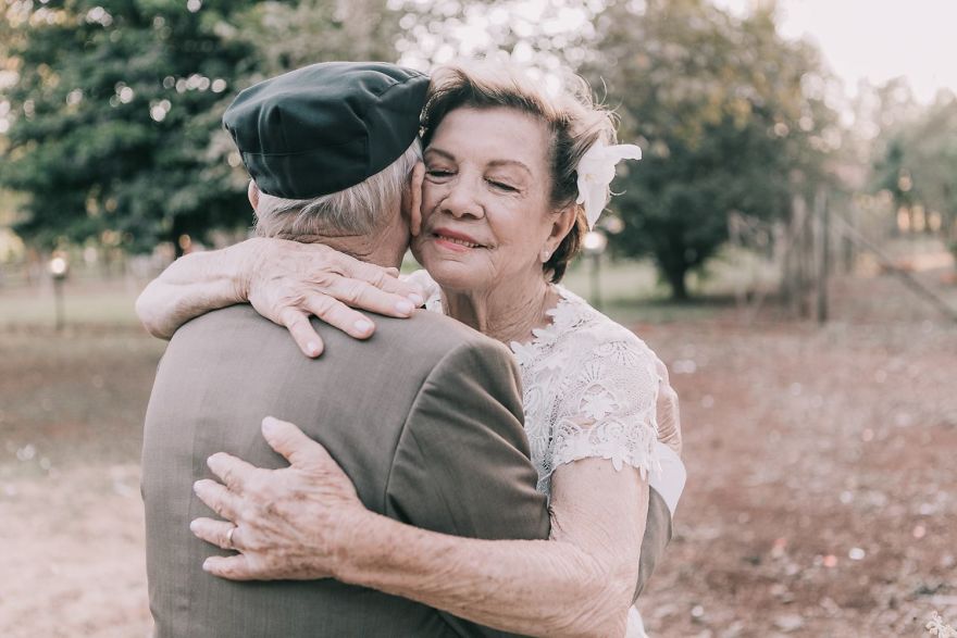 Questa coppia senza foto del loro matrimonio ha fatto un servizio di nozze 60 anni dopo