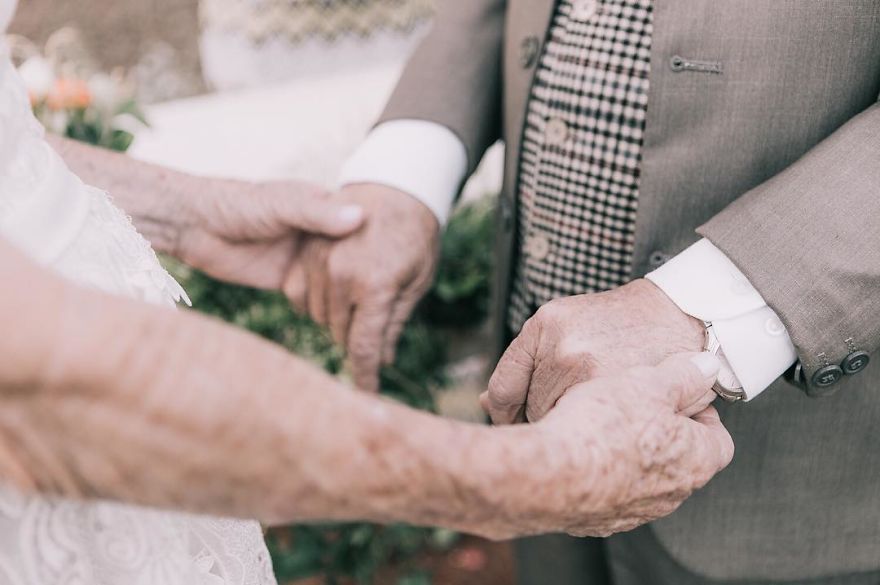 Questa coppia senza foto del loro matrimonio ha fatto un servizio di nozze 60 anni dopo