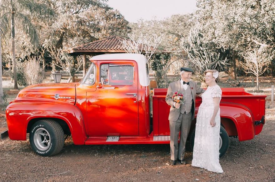 Questa coppia senza foto del loro matrimonio ha fatto un servizio di nozze 60 anni dopo