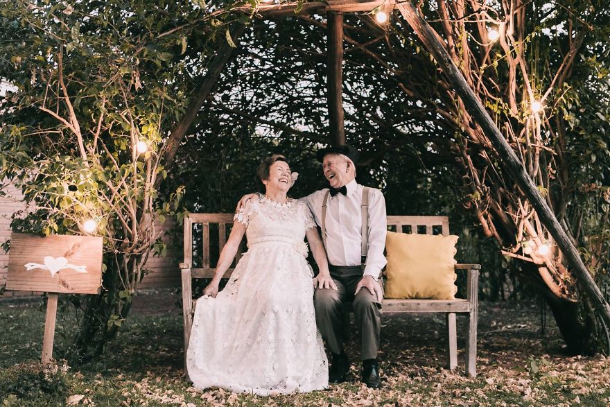 Questa coppia senza foto del loro matrimonio ha fatto un servizio di nozze 60 anni dopo