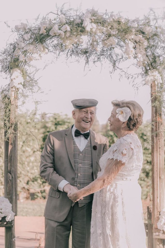 Questa coppia senza foto del loro matrimonio ha fatto un servizio di nozze 60 anni dopo