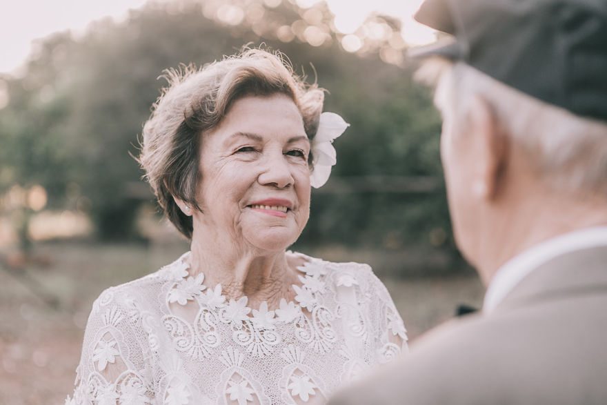 Questa coppia senza foto del loro matrimonio ha fatto un servizio di nozze 60 anni dopo