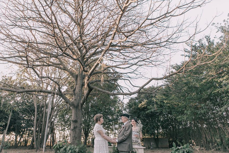 Questa coppia senza foto del loro matrimonio ha fatto un servizio di nozze 60 anni dopo