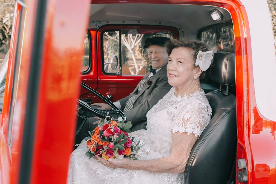 Questa coppia senza foto del loro matrimonio ha fatto un servizio di nozze 60 anni dopo