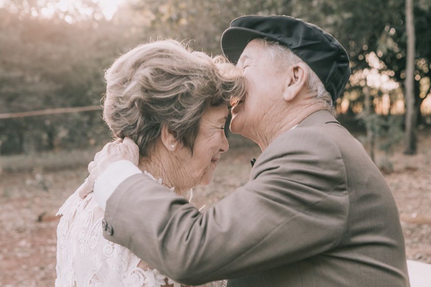 Questa coppia senza foto del loro matrimonio ha fatto un servizio di nozze 60 anni dopo