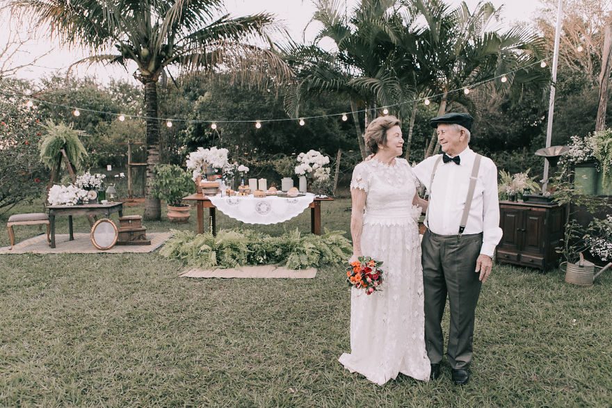 Questa coppia senza foto del loro matrimonio ha fatto un servizio di nozze 60 anni dopo
