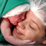 La coccola che questa neonata fa alla mamma è dolcissima