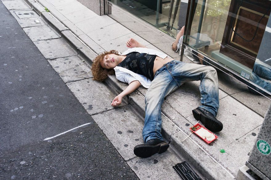 24 immagini sconvolgenti di persone pericolosamente ubriache
