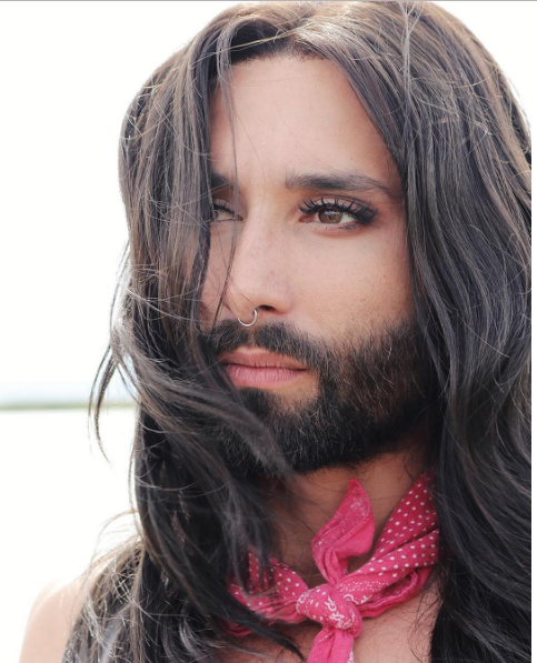 La nuova trasformazione di Conchita Wurst: da diva ad 'artista in barba e stivali'