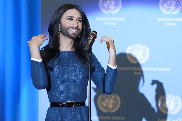 La nuova trasformazione di Conchita Wurst: da diva ad 'artista in barba e stivali'
