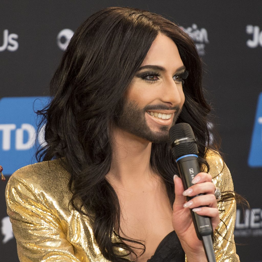 La nuova trasformazione di Conchita Wurst: da diva ad 'artista in barba e stivali'