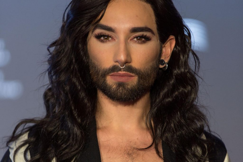 La nuova trasformazione di Conchita Wurst: da diva ad 'artista in barba e stivali'