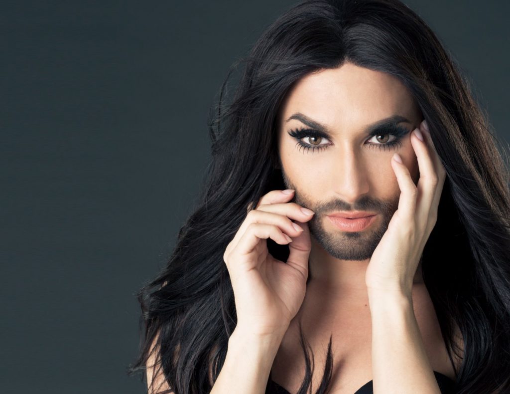 La nuova trasformazione di Conchita Wurst: da diva ad 'artista in barba e stivali'