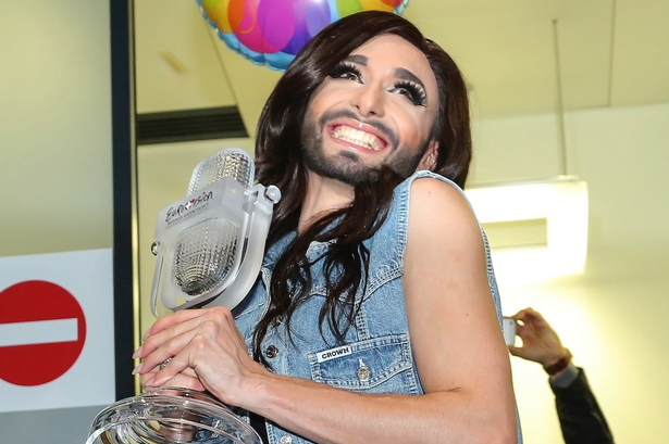 La nuova trasformazione di Conchita Wurst: da diva ad 'artista in barba e stivali'