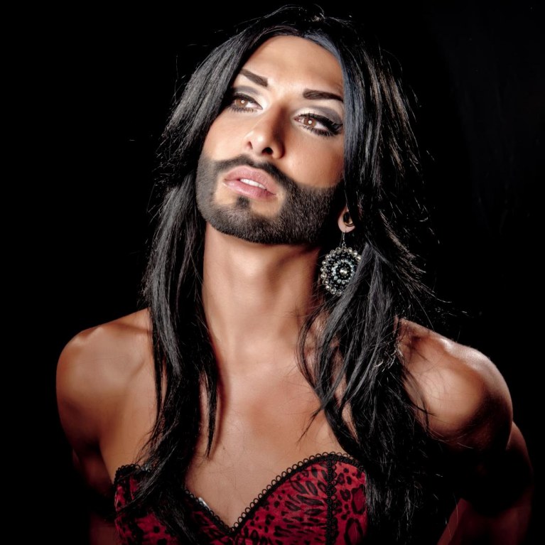 La nuova trasformazione di Conchita Wurst: da diva ad 'artista in barba e stivali'