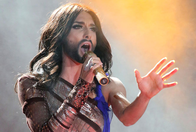La nuova trasformazione di Conchita Wurst: da diva ad 'artista in barba e stivali'