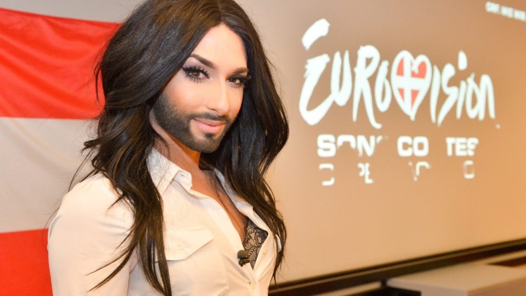 La nuova trasformazione di Conchita Wurst: da diva ad 'artista in barba e stivali'