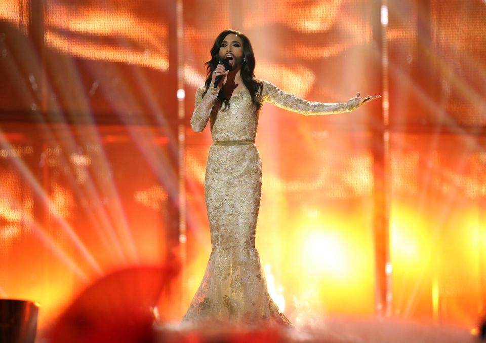La nuova trasformazione di Conchita Wurst: da diva ad 'artista in barba e stivali'