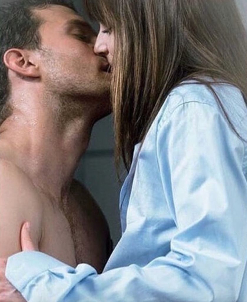Dakota Johnson: i preparativi al sesso in 50 Sfumature di Rosso e il nudo per Vogue
