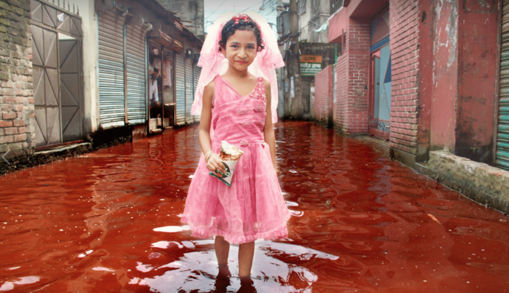 La bambina nel fiume di sangue e altre foto vere delle Festa del Sacrificio