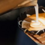 Ecco che ti mostro come bere il caffè... In un cono gelato!