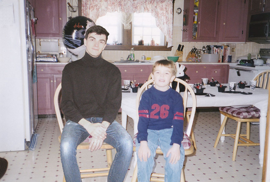 Questo ragazzo ha aggiunto se stesso ora nelle foto di quando era bambino