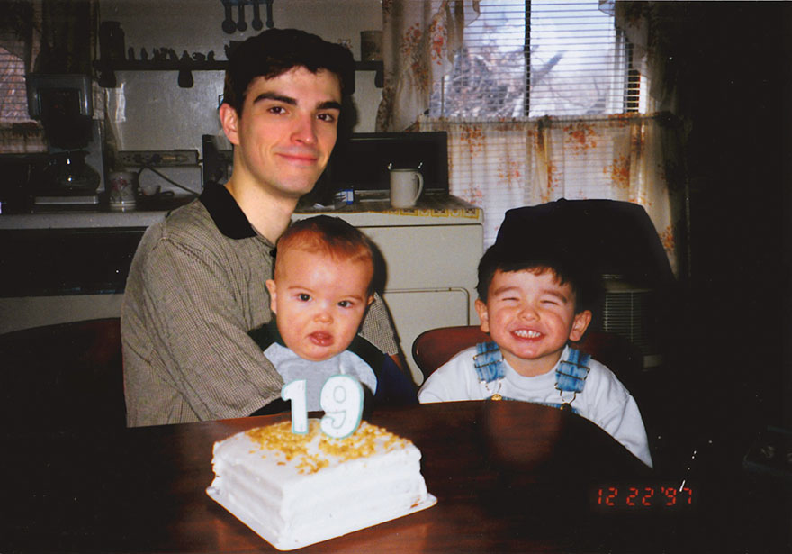 Questo ragazzo ha aggiunto se stesso ora nelle foto di quando era bambino