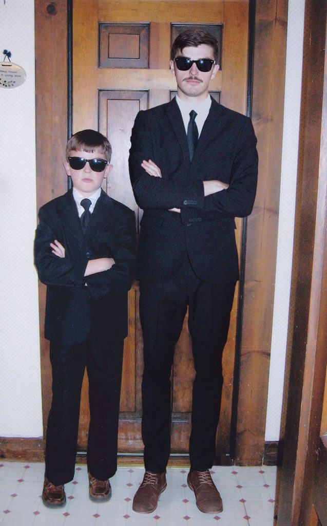 Questo ragazzo ha aggiunto se stesso ora nelle foto di quando era bambino
