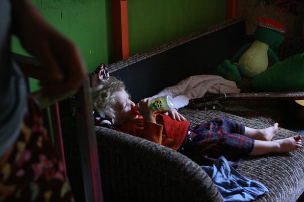 La vita di Anfisa, la bimba di 2 anni che vive con i genitori tossicodipendenti