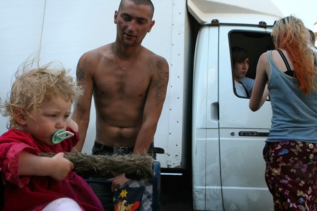 La vita di Anfisa, la bimba di 2 anni che vive con i genitori tossicodipendenti