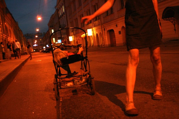 La vita di Anfisa, la bimba di 2 anni che vive con i genitori tossicodipendenti